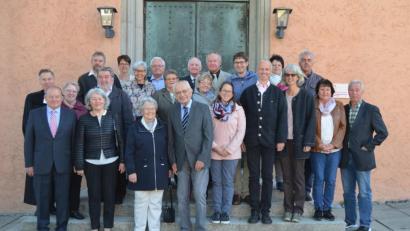 Bild: dob
Diese Brautpaare feierten in diesem Jahr ein besonderes Ehejubiläum. Stadtpfarrer Schinke (hinten, links) feiert mit den Jubelpaaren einen Dankgottesdienst in der evangelischen Stadtkirche.
