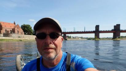 Repro: u
Seit seinem elften Lebensjahr frönt Dr. Leif Zimmermann seinem Hobby, dem Paddeln. Über 100 Gewässer in knapp 30 Ländern hat er paddelnd durch- bzw. erwandert. Bis dato war er ca. 53 000 Kilometer mit einem seiner Kajaks unterwegs. Als er 2015 die 40 000-Kilometer-Marke überschritt, zeichnete ihn der Deutsche Kanuverband mit dem Globus-Abzeichen aus.