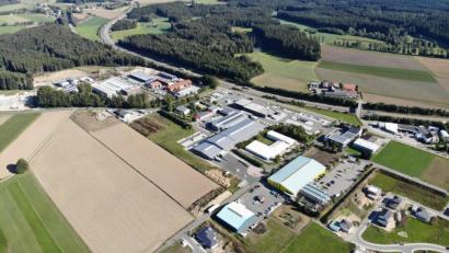 Bild: dob
Das Vohenstraußer Gewerbegebiet entwickelt sich bestens. Rechts stößt das Baugebiet "Sommerwiesen" an.