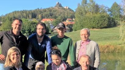 Bild: cro
Die "Weiher-Gang" spendet an den Elternbeirat der Grundschule Flossenbürg, (oben, von links) Hans Reichenberger, Harald Striegl, Stefan Strunz und Christian Bötschke sowie unten, von links, Vorsitzende des Elternbeirats Melanie Späth, Jonas Strunz, Kassenverwalterin Pamela Wünsche und Josef Strunz.