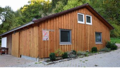 Bild: no
Ein Wirtshaus gibt es in Götzendorf seit 1994 nicht mehr. Das Backofengebäude, das den Bewohnern als Treffpunkt dient, stellt sie in den Bereichen Wetterfestigkeit und Sanitäranlagen nicht zufrieden.