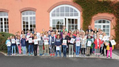 Bild: exb/Stadt Tirschenreuth / M. Streich
Stolz präsentieren die Leseclub-Kinder ihre Preise und Teilnahmeurkunden. Bei der Übergabe der Preise mit dabei waren Büchereileiterin Cornelia Kolzenburg, Mitarbeiterin Monika Bäuml und Bürgermeister Franz Stahl (hinten von rechts).