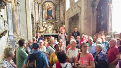 Bild: eib
Die Reisegruppe in der Kapelle des hoch über der Stadt thronenden Schlosses in Český Krumlov (Krumau).