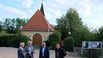 Bild: do
Bürgermeister Werner Roder (Zweiter von links) und Alexander Goller (rechts) als Vertreter des Gemeinderats wird es freuen: Chef Thomas Gollwitzer (links) und Baudirektor Georg Braunreuther (Dritter von links) vom Amt für Ländliche Entwicklung zeigen sich bei einem Ortstermin in Höflas vom Tiefbauprogramm schwer beeindruckt und versprechen Unterstützung für weitere Wünsche.