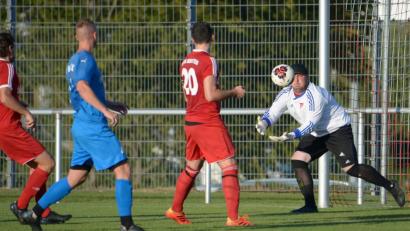Bild: ref
Die Hürde FV Vilseck nahm Inter (hier Torwart Christopher Hahn) im Viertelfinale des Toto-Pokals souverän mit 5:0.
