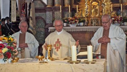Bild: sön
In Konzelebration mit Klosterdirektor Pater Ulrich Schrapp (rechts) und dem Leiter des Bildungshauses Pater Christian Liebenstein (links) feierte Pfarrer Hermann Sturm den Festgottesdienst.