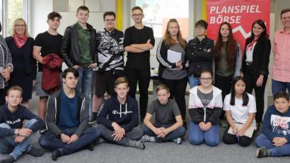 Bild: Wolfgang Steinbacher
Auch an der Luitpoldschule startet heute das Planspiel Börse. (Hinten links) Schulleiterin Maria Schuller und (hinten rechts) Betreuungslehrer des Planspiels Werner Auerbacher, hießen Kathrin Schmidt (Zweite von links) und Julia Hecht (Zweite von rechts) von der Sparkasse Amberg-Sulzbach zur Eröffnung des Online-Wettbewerbs willkommen. (Hinten fünfter von links) Besonders Simon Meier, Denis Civavic und Kathrin Petrenko freuen sich auf den Wettkampf untereinander.