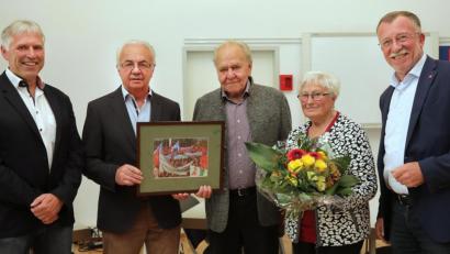Bild: Wolfgang Steinbacher
IGM-Bevollmächtigter Horst Ott, Albert Vetter, ehemaliger Betriebsratsvorsitzender der Maxhütte (von links), und Johann Horn (rechts), Bezirksleiter der IG Metall Bayern, gratulieren dem langjährigen und engagierten Gewerkschafter Josef Donhauser nachträglich zum 90. Geburtstag. Für Donhausers Ehefrau Gunda gab es Blumen.