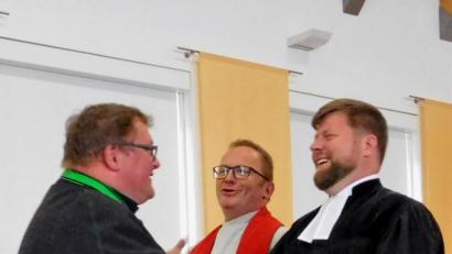 Bild: hai
Mit dem evangelischen Pfarrer Hannes Kühn und Diakon Klaus Lobenhofer möchte der katholische Geistliche Sven Grillmeier (von rechts) „an einem Strang zu Gott ziehen.