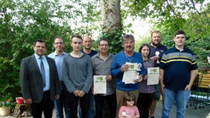 Bild: fnk
Dorfschützenkönig 2019 in Rosenberg nennt sich Bernhard Partsch (Vierter von rechts), der stolz seinen Pokal in Händen hält. Zweiter Bürgermeister Günter Koller (links), Zweiter Schützenmeister Martin Partsch (Zweiter von links) sowie Dritter Schützenmeister Markus Rupprecht (rechts) gratulieren ihm und den Platzierten.