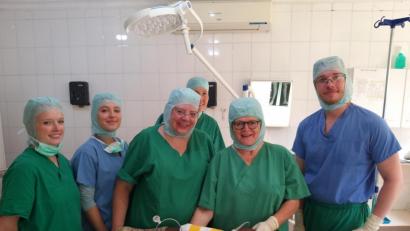 Bild: exb
Vielen Kindern mit entstellten Gliedmaßen half das Team von Dr. Annemarie Schraml (Zweite von rechts) auch beim 31. Einsatz.