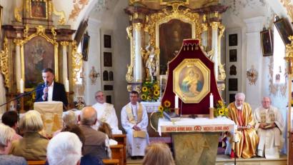Bild: jp
Mit einem feierliches Gottesdienst zog das Allerheiligste in die Kapelle in St. Lampert ein. Mit dabei (von links) der Vorsitzende der Kastler Schönstattgemeinde, Peter Hiller, Diakon Georg Lindner, Pfarrer Richard, Domprobst Alfred Rottler und der ehemalige Kastler Pfarrer Franz Schmid. Durch den Einzug des Allerheiligsten in den Tabernakel von "Lamperti" ist das Kircherl ein vollwertiges Gotteshaus geworden.