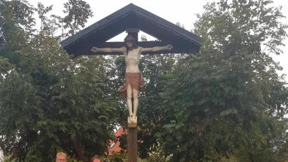 Bild: fjo
Die Marktgemeinde um Bürgermeisterin Margit Kirzinger (Mitte) vertraut bei der Restaurierung des Friedhofkreuzes auf Erhard Schwarzmeier (Zweiter von rechts). Hans-Peter Müller (rechts), Johannes Grötsch und Wolfgang Hettler (von links) sorgen für die fachgerechte Wiederanbringung.