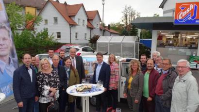 Bild: Dobmeier
Die „Zuhör-Tour“ der CSU mit OB-Kandidat Benjamin Zeitler (rechts am Tisch) nimmt Fahrt auf durch die Stadtteile mit 16 Terminen, um mit den Bürgern ins Gespräch zu kommen.