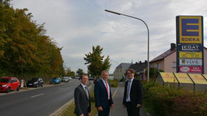 Bild: jr
Ab Mitte Oktober werden weitere 492 Straßenlampen im Mitterteicher Stadtgebiet und in den Ortsteilen auf LED-Technik umgerüstet, unter anderem in der Waldsassener Straße (Bild). Bei einem Ortstermin informierten Bürgermeister Roland Grillmeier (Mitte) sowie Dr. André Zorger (links) und Markus Windisch vom Bayernwerk über die Maßnahme.