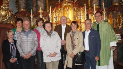 Bild: weu
Drei Jubelpaare feierten gemeinsam mit Pfarrer Markus Urban und der Gemeinde ihren Ehejubiläumsgottesdienst: Agnes und Johann Kraus, Rosa und Günter Schmid sowie Angelika und Richard Brunner (von links). Pfarrer Urban gratulierte gemeinsam mit Waltraud Fischer und Monika Paumer (von links).
