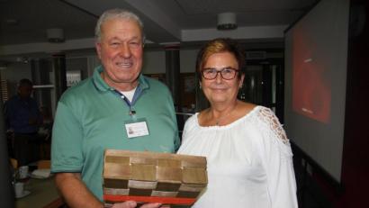 Bild: wro
Anneliese Krenkel hatte ein Geschenk vorbereitet. Damit bedankte sich die Seniorenbeauftragte bei Eberhard Besold für die umfassenden Informationen beim Krummennaaber Seniorentreffen.