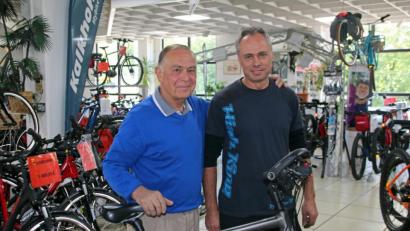 Bild: jrh
Arbeitstier Peter Stadler (links) zurück in seinem Amberger Geschäft mit seiner zuverlässigen Stütze, Zweiradmechaniker Vitaly Hack.