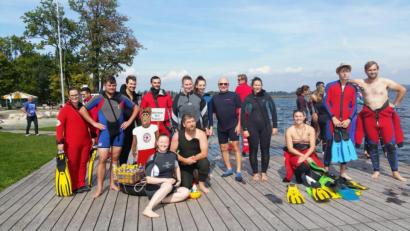 Bild: bk
19 Grad Wassertemperatur schrecken die Weiherhammerer Wasserwachtler nicht ab. Sie legen die 1,5 Kilometer lange Strecke durch den See zurück.