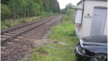 Bild: exb
Ein hilfsbereiter Verkehrsteilnehmer half, das Auto von den Gleisen zu ziehen.