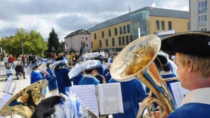 Bild: Stephan Huber
2017 gab es schon einmal eine Luftklangmeile in Amberg. Das Foto zeigt den Musikzug Hirschau auf dem Bürgerplatz gegenüber dem Bahnhof.