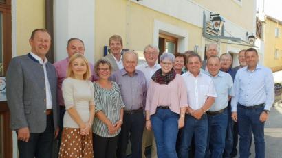 Bild: Katharina Hackl
Sie wünschten dem Jubilar alles Gute (vorne, von links): Veronika Frenzel, Gabi Pilz, Josef Donhauser, Lisa Hartinger, Peter Karzmarczyk, Franz Kölbl, Uwe Bergmann; hinten, von links: Richard Gaßner, Hans Hartinger, Michael Rischke, Werner Cermak, Monika Rambach, Herbert Breitkopf, Reinhold Strobel und Manfred Moser.