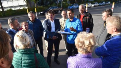 Bild: hcz
Baudezernent Oliver Seidel und Tiefbauamtsleiter Hubert Grillmeier (mit Unterlagen in den Händen) erläuterten den Genossen um Stadtrat Horst Fuchs (hinten, rechts) und vielen weiteren Interessierten die Überlegungen bezüglich des "Kreisels" beim Kepler-Gymnasium.