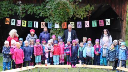 Bild: exb/Stadt Tirschenreuth
Bürgermeister Franz Stahl mit den Vorschulkindern sowie Kinderpflegerin Waltraud Schweizer, Berufspraktikantin Tereza Schön, Erzieherin Christina Sladky und der Stv. Kinderhaus-Leiterin Maria Üblacker (v.l.)
