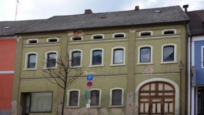 Bild: fjo
Für die grundlegende Sanierung des Anwesens Hauptstraße 17 holt sich der Marktrat einen Architekten ins Haus.