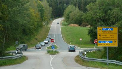 Bild: Portner
Wer die Bundesstraße nach dem Umbau der „Teunzer Kreuzung“ überqueren möchte, muss über eine Brücke fahren. Diese verbindet die Staatsstraße 2159 aus Richtung Nabburg mit der SAD 42 in Teunz. Von Nabburg kommend fährt man künftig bergab in einer leichten Biegung auf die B 22 zu. Deshalb erfolgt die Einfahrt in beide Richtungen (Cham und Weiden) etwas weiter nördlich.