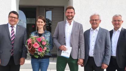 Bild: Hirsch
Die Bürgermeister Thomas Falter (links) und Harald Bemmerl (Zweiter von rechts) sowie Geschäftsstellenleiter Daniel Fendl (rechts) empfingen Schulleiter Dominik Bauer (Mitte) und Konrektorin Sabine Voggenreiter (Zweite von links) zum Antrittsbesuch im Rathaus.