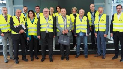 Bild: Bühner
Der Verwaltungsauschuss der Arbeitsagentur tagt bei BHS Corrugated in Weiherhammer unter Leitung des Vorsitzenden Helmut Fiedler (vorne, Vierter von links). Florian Gietl, Head of Production von BHS, begrüßt das Gremium und führt es durch das Unternehmen.