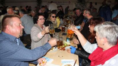 Bild: kro
Eine Prosit auf das Zoigl beim 2. Zoiglfest der BRK-Bereitschaft Tirschenreuth.