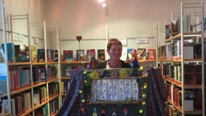 Bild: jzk
Mit ihrem lustigen Kasperltheater begeisterte Marie Luise Kaiser aus Füssen die Kinder in der Stadtbibliothek.