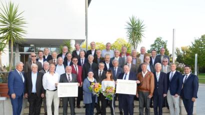 Bild: Fotostudio Kraus
In Amberg ehrte die Handwerkskammer ihre „Goldenen“ Handwerksmeister. Es gratulierten Kammervizepräsident Gerhard Ulm (Erste. Reihe Erster von links) und Geschäftsführer Alexander Stahl (1. Reihe Erster von rechts).