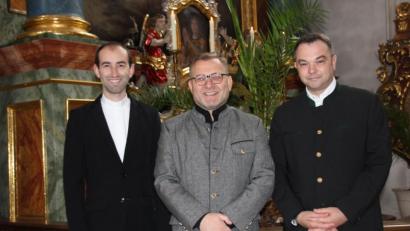 Bild: ads
Dekan Markus Brunner (Mitte) freut sich über die Verstärkung im Seelsorgeteam der Pfarreiengemeinschaft St. Georg und St. Barbara (Luitpoldhöhe): Florian Rein (links) ist Kaplan, Benjamin Raffler Praktikant.