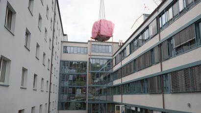 Bild: Klinikum/Dietl/exb
Ein 300 Tonnen schwerer Kran hat das neue MRT des Klinikums am Haken. Das Gerät wiegt sieben Tonnen, kostet rund eineinhalb Millionen Euro und hat laut Angaben aus St. Marien für die Patienten viele Vorteile.