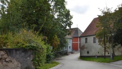 Bild: dob
Die Verwirklichung des geplanten Gehwegs entlang der Muglhofer Straße hängt noch vom Denkmalamt ab.