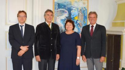 Bild: Regierung der Oberpfalz/Stühlinger
Regiuerungsvizepräsident Christoph Reichert, Regierungspräsident Axel Bartelt, Elisabeth Graßler und Albert Schindlbeck (von links).