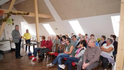 Bild: fvo
Viele Interessierte lauschen dem Gerontotherapeuten Georg Pilhofer (links) beim Vortrag "Seelische Gesundheit im Alter" im Waldthurner Gesundheitszentrum. NEUN2727-Koordinatorin Doris Völkl (Zweite von links) stellte den Diplom-Sozialpädagogen vor.