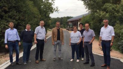 Bild: u
In Untersteinbach wurde die Kanalbaumaßnahme vor kurzem abgeschlossen, in Obersteinbach begonnen. Die CSU informierte sich vor Ort (von links): Stadtrat Christian Gnan, stellvertretender CSU-Ortschef Martin Merkl, die Stadträte Josef Luber, Hermann Gebhard, Bärbel Birner, Birgit Birner, Fraktions-Vorsitzender Hans-Jürgen Schönberger und Bürgermeister Hermann Falk.
