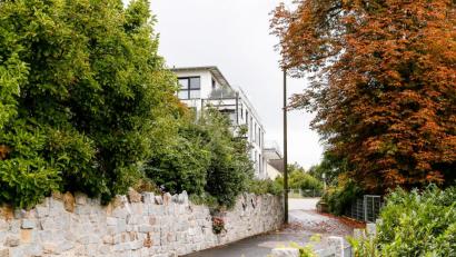 Bild: Hösamer
Der Finkenweg in Schwandorf gilt als wenig gelungenes Beispiel zur Verdichtung. Am Ende der schmalen Straße am Weinberg steht ein großer Wohnblock, was für Verkehrsprobleme sorgt.