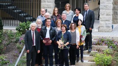 Bild: exb/Landkreis Tirschenreuth/Stefan Malzer
Landrat Wolfgang Lippert (links) ehrte Mitarbeiter für langjährige Dienste: (vorne von links) Siegbert Bauer, Matthias Rieß, Gabi Schertler, Christa Neugirg und Isolde König, (zweite Reihe von links) Personalrat Reinhard Mährländer von der Kreismusikschule, Günther Meier und Gerlinde Trißl, (dritte Reihe von links) Hubert Fenzl, Christina Zapf, Claudia Neuner, Personalrätin Ramona Wiesent und Personalchef Walter Brucker.