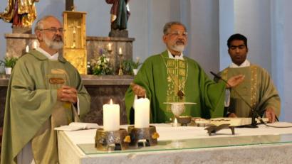 Bild: mab
Als Hauptzelebrant feierte Erzbischof Joseph Perumthottam (Mitte) zusammen mit Pfarrer Heinrich Rosner (links) und Pfarrvikar Joseph Kokkoth (rechts) den Gottesdienst in der Pfarrkirche in Schwarzenfeld.