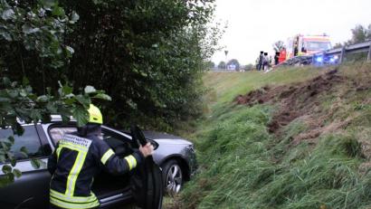 Bild: za
Eines der Autos bleibt am Fuß der Böschung liegen. Die Feuerwehr untersucht das Wrack.