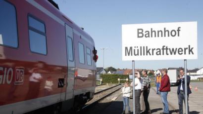 Bild: Hirsch
Am Tag der offenen Tür richtet der Zweckverband am Müllkraftwerk einen Bahnhof ein und befördert die Besucher von Schwandorf nach Dachelhofen.