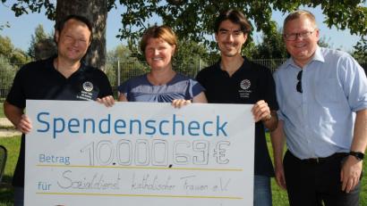 Bild: gf
Der Amberger Service-Club Round Table hilft dem Sozialdienst katholischer Frauen und den Pflegefamilien, wo es nur geht – vor allem finanziell (von links): Präsident Michael Rogenhofer, Andrea Graf vom SkF, Round-Table-Schatzmeister Markus Schuller und OB Michael Cerny.