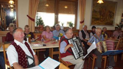 Bild: mmj
Beim "offenen Singen" des Oberpfälzer Volksliedkreises im Lindauer Wirtshaus übernahm Leonhard Bayerl (links) die Moderation. Musikalisch begleiteten Peter Jourgens und Sepp Baumer den Gesang.