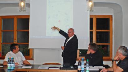 Bild: enz
Im Marktgemeinderat ging Bürgermeister Klaus Meyer (stehend) auf den Standort der Rettungswache in Wernersreuth ein.