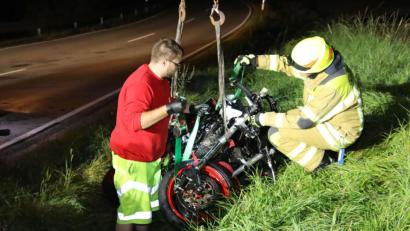 Bild: Alexander Auer
Zwei Einsatzkräfte bergen das Motorrad.